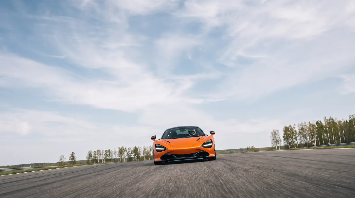 McLaren 720S на трассе